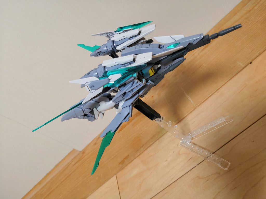 フェニックスモード。
シールドの分ボリュームが増してかっこよく仕上がったと思います。
飛行モードへ変形できる機体は多いですが
最低限の差し替えで変形できて
どこから見ても違和感のないまとまりある飛行モードに変形できるという点では
AGEⅡ系が一番だと思います。