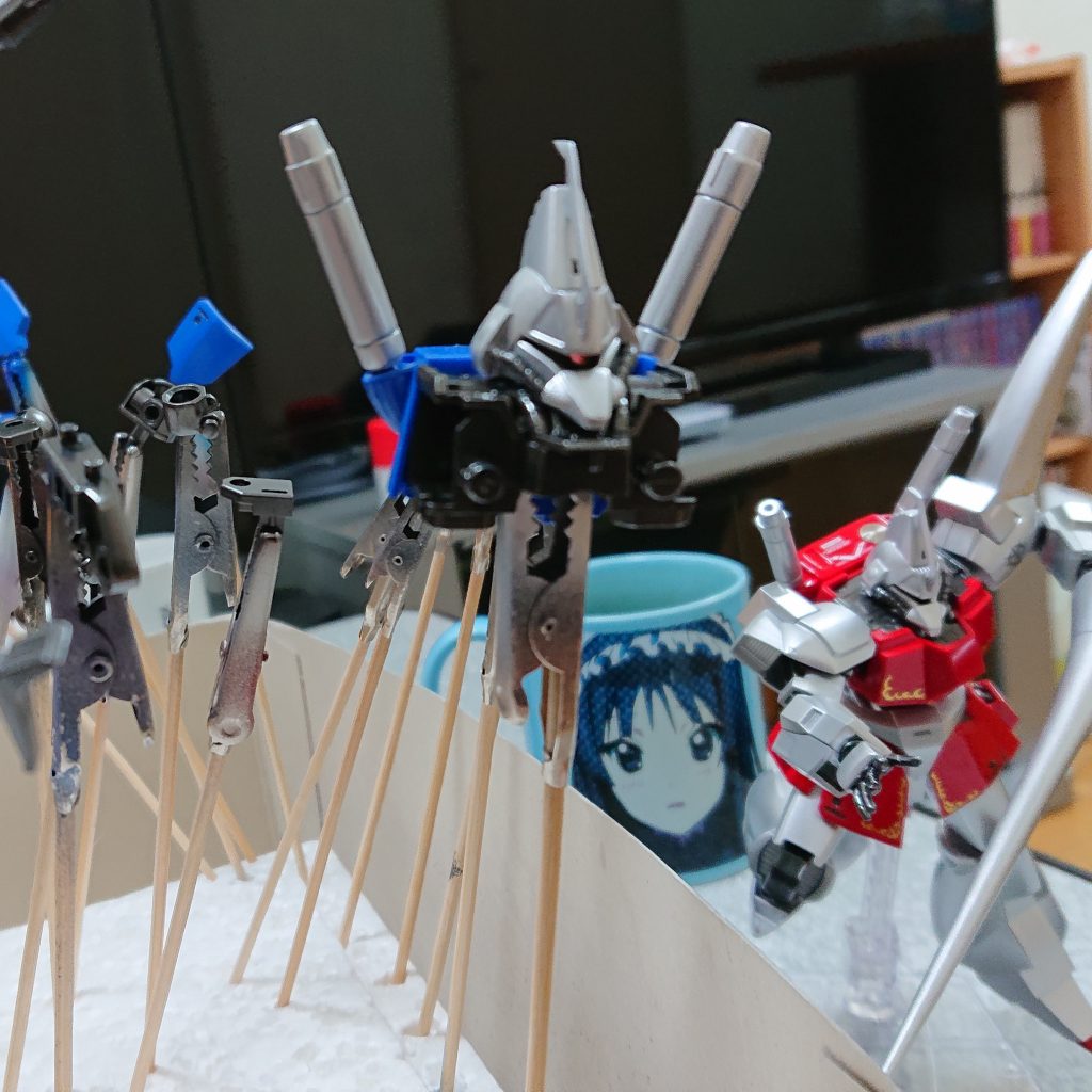 モノアイはHアイズと金属パーツに変更して
可動出来るようにしてます。やはり目線が
決まると違いますね。