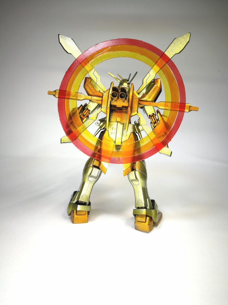 背中の輪っかには手がかかりました。
0.4mm透明プラバンにクリアーレッド、クリアーオレンジ、クリアーイエローで塗装しています。
ラップを貼った輪っかにカッターコンパスで3重線を引き、各色ごとにラップを切った貼ったを繰り返し...