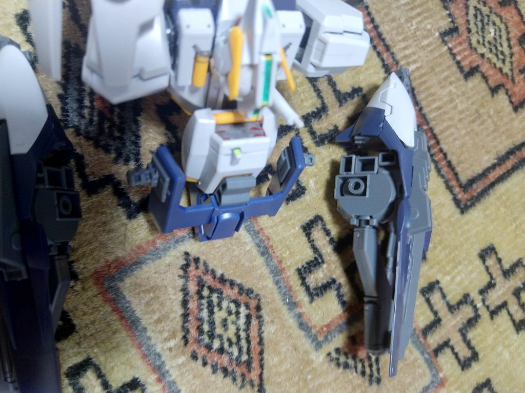 アウスラ第4種形態作りたかったけど、
フルドドとフルドドⅡを接続するコネクタがないので良い接続方法ないか検討中。
アウスラのロングブレードライフル保持部分もフルドドの使用が前提となっており、
全体的にフライルーからのパーツを使用する想定はない構成なので、ハイゼンスレイⅡの発売に合わせてフルドドⅡが販売されるのではないかと思えますね。
それより、キハールⅡ出してくれないかな…Gジェネですらインレのビット扱いだったからサイズ感解ってない人多そうだけど。。。