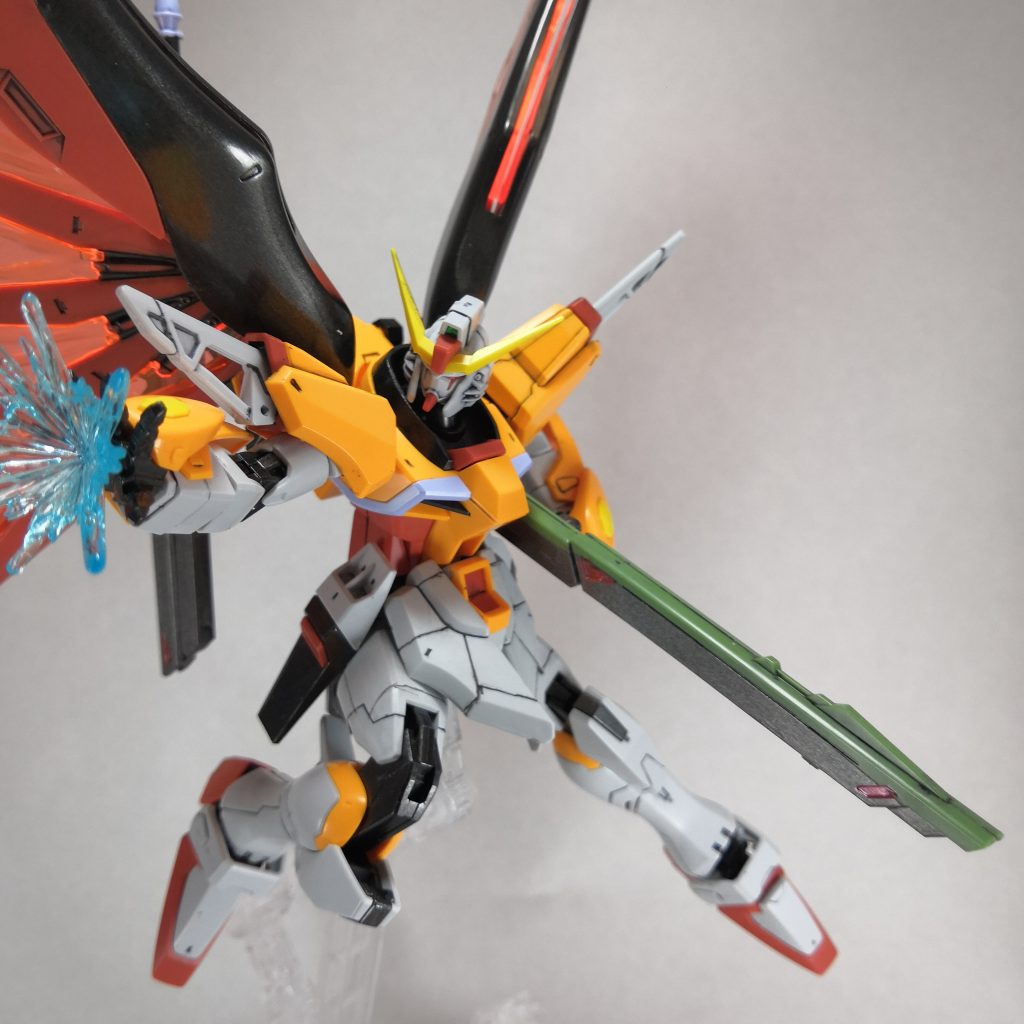 ウイングなどの黒と関節などをアクリジョンの黒鉄色で筆塗り。
長射程ビーム砲とアロンダイトビームソードは
一部マスキングしてアクリジョンの焼鉄色で塗装。
赤の部分はガンダムマーカーのメタリックレッドで。
あとは腰のフロントアーマーにスジボリでディテールの追加ぐらいで簡単に仕上げてます。