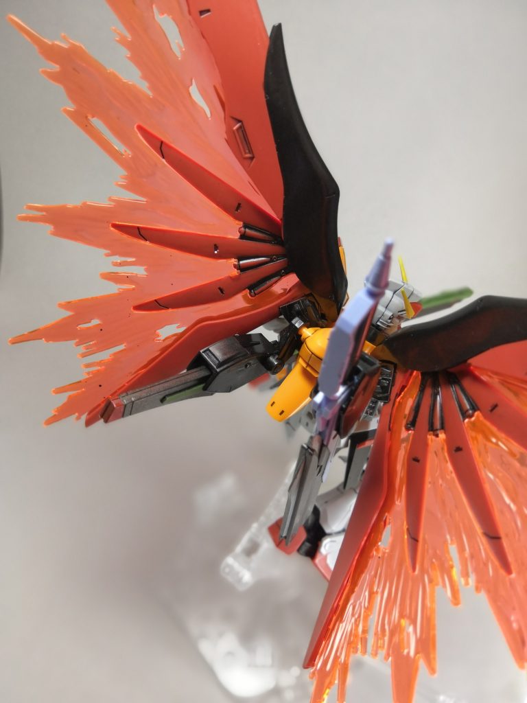 一応朱色のウイング部に目立つ合わせ目が出るのでそこだけは
ランナーを使った溶きパテで合わせ目消しをしてあります。