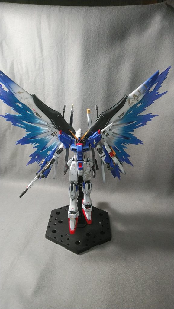 いつもは素立ちのみですが、塗装剥げ覚悟で何枚かポーズを
機体カラーに合わせて、光の翼を青のグラデーションに変更しました
取り付けはヒヤヒヤしますね