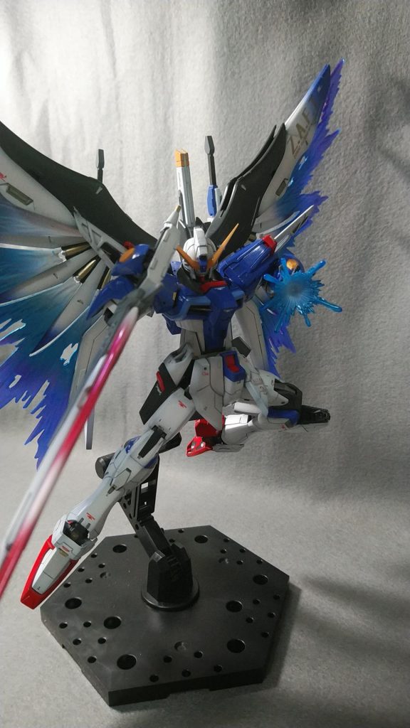 MGの箱絵をイメージ
良く動くのでポーズが決まりますね
ただ塗装剥げが恐怖です