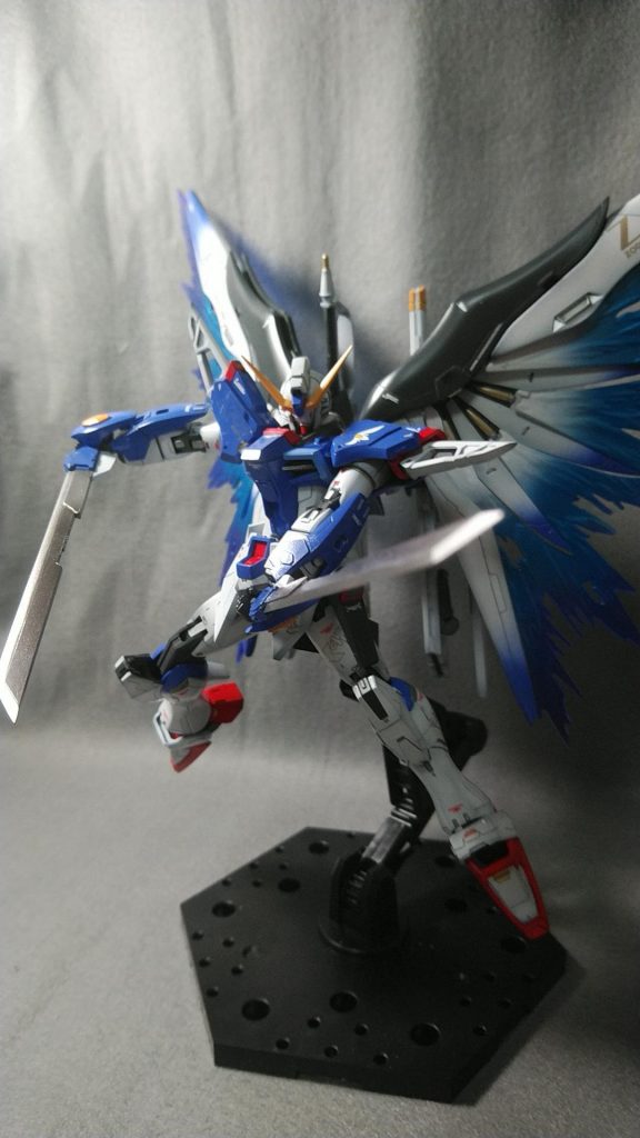 追加武装の高周波振動ブレードです。
鞘に充電機能があり、納刀時に充電され、一定時間運用が可能
刀、鞘、懸架アームは全てプラ板で自作しました