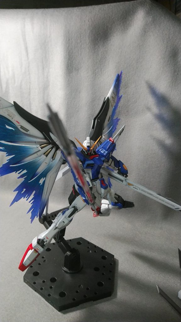 アロンダイトと長射程ビーム砲
カラーリングを白とグレーの２色に変更し、本体との統一感を意識しました
ビーム刃はグラデーションをつけています。