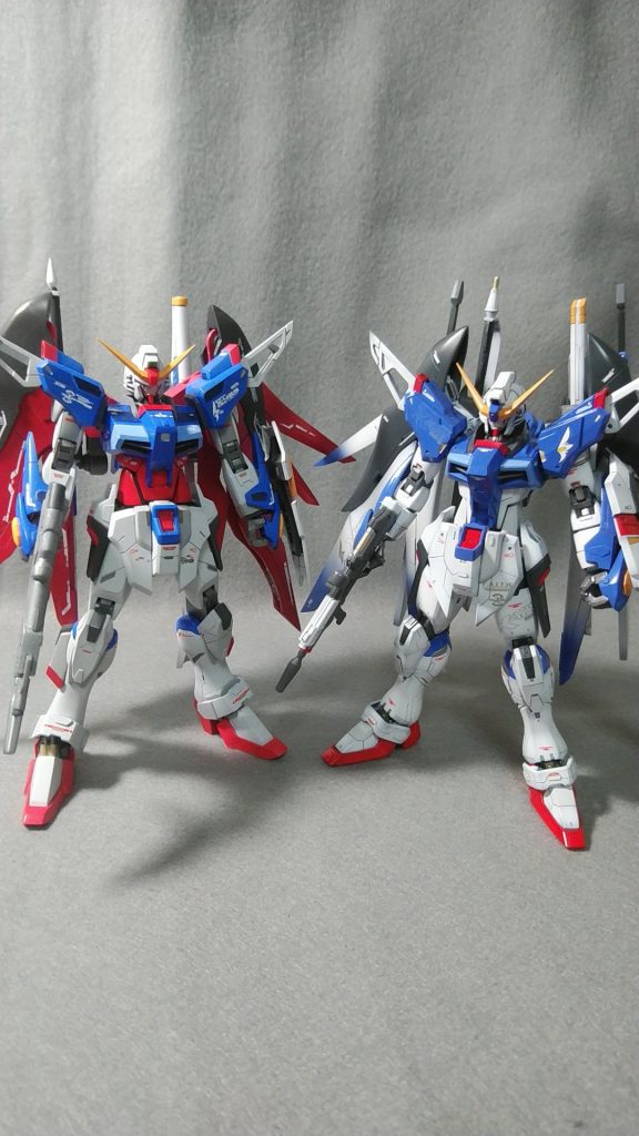 以前作成したデスティニーとの2ショット
最新のデスティニーだけあって素晴らしいプロポーションですね
やはり、翼の再現は本家にはかないませんね