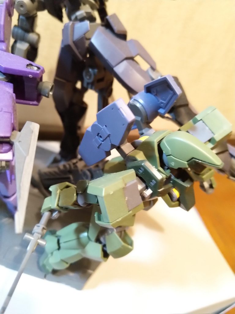 プレバンの限定グレイズのバックパック背負ってますよー。