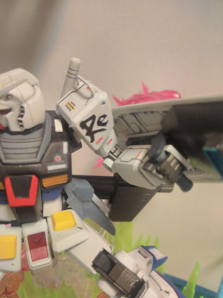 レアリゼ(Realiser)の頭文字でもあるReを英語の再生(Re:)の意味も込めて塗装しました。レアリゼはフランス語です。翻訳すると「実現する」という意味になります。ガンダム本来の形も重要視しながらも大好きなフリーダムに近づけたいという夢の実現を込めて命名しました。