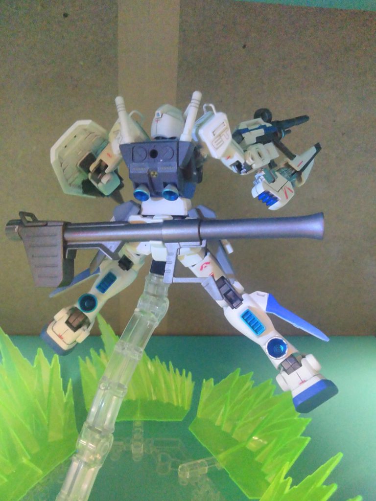 背部にもこだわりました。ゴテゴテ好きとしても自分の思うくらいの情報量に増やしました。右腕に装備しているのはF91のものを流用。シールドにはスクランブルガンダムの腕部のビーム兵器を加工して取り付けました。