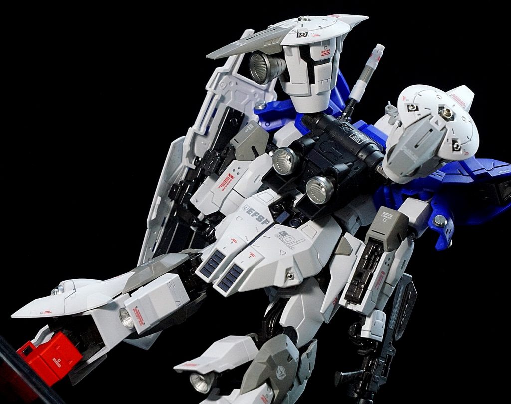 後ろから。このすっとんでいきそうなバーニア、好きです。