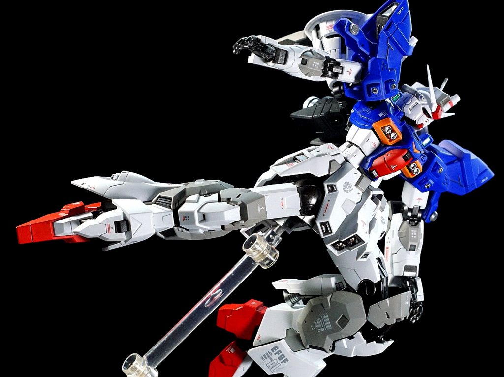 HGとはいえ、ムーンガンダムのキットはディテール多めで、RGと合わせてもそんなに違和感はないと思います。
足りないと思った場所は、塗装とデカールと手芸用のビーズで水増し。
自分の製作スタイルがモロに出てます。