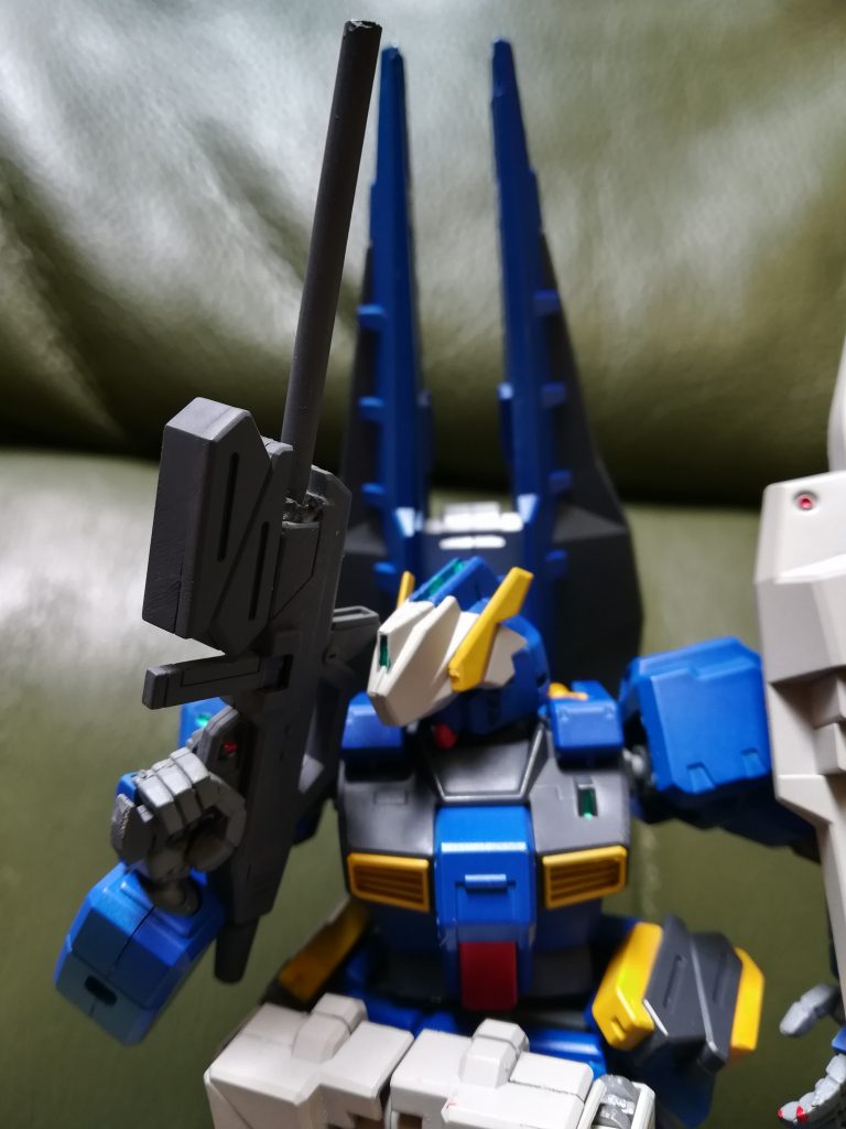 ビームライフルはロングバレルにしビームの収束率を高め、貫通力を上げているという設定に基づきバレルをランナーで作成