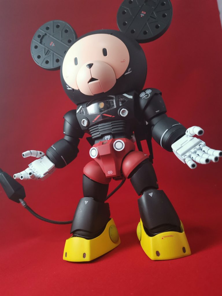 正面。
頭部には巨大レドームを2つ搭載。
腕部5連装メガ粒子砲を2門
頭部メガ粒子砲を2門。