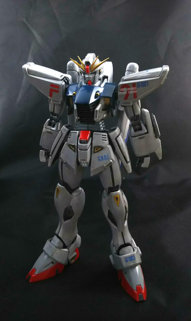 前
グレーが基本の光沢鏡面仕上げです。
パールも考えましたが、玩具っぽくなったのでボツ。
黄部は鮮やかなゴールドにしたいと思い、ガイアのスターブライトジュラルミンの上からクリアイエローとクリアオレンジを1:1で混ぜたものを重ねています。