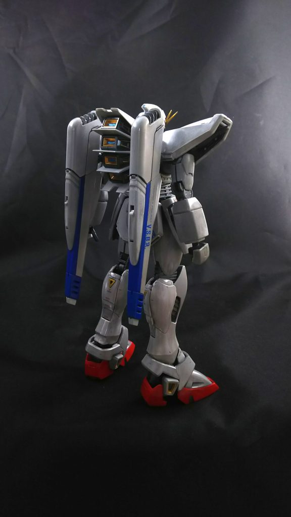 後ろ
ヴェスバーの青部には胸より濃いブルーを吹いています。