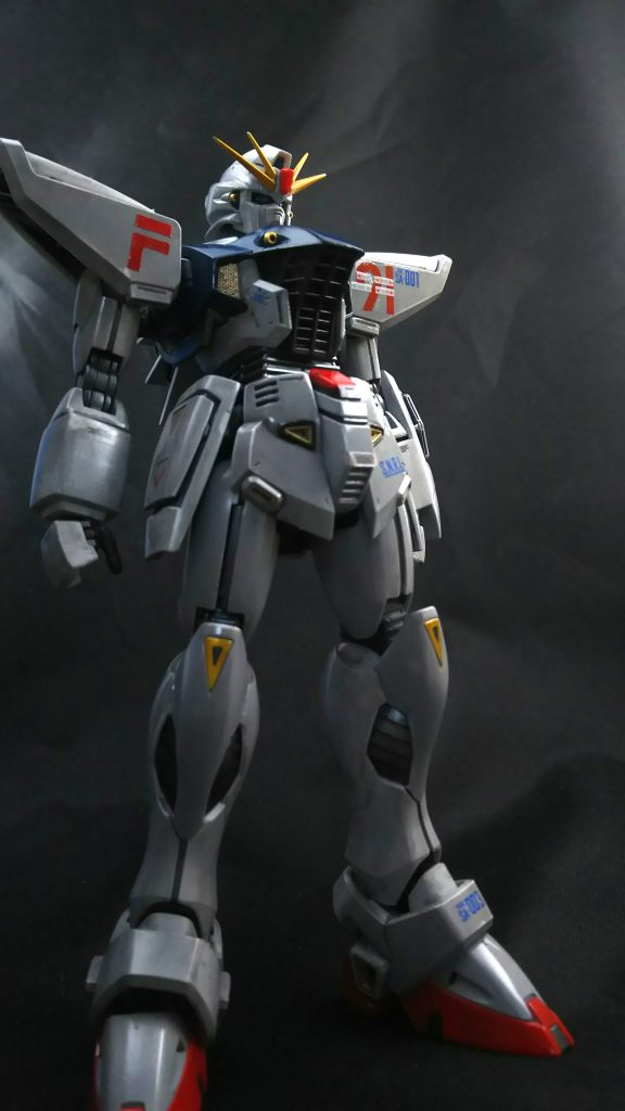 胸のダクトにエッチングパーツを貼りました。が、慣れていないので瞬着の成分でディテールが所々塞がってしまいました…