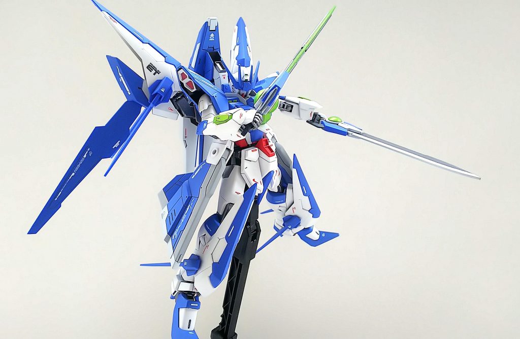 アメイジングエクシアを2つ使っているので二刀流も再現できます!
1本は腰に、もう1本は背中のドラグーンウェポンバインダーの下に、ホットアメイジングと同じ構成を採用しています。