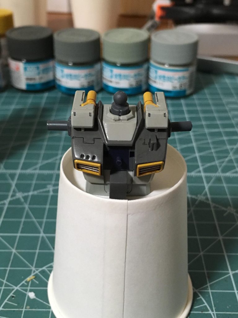 グレー四種類と差し色にイエロー、シルバーを使いました、全て筆塗りです。