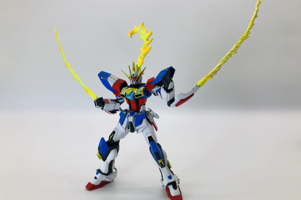 *レイジングモード*通常状態の*セイ*ブモードから、粒子の出力を上げた状態が*レイジ*ングモードである。その際各部から『黄金の波動』が発生する。これはビルドバーニングガンダムが発する『炎』と同質のもので、プラフスキー粒子を解放する際に噴出される。この時のマイティストライクは機動性・攻撃力が飛躍的に上がる。