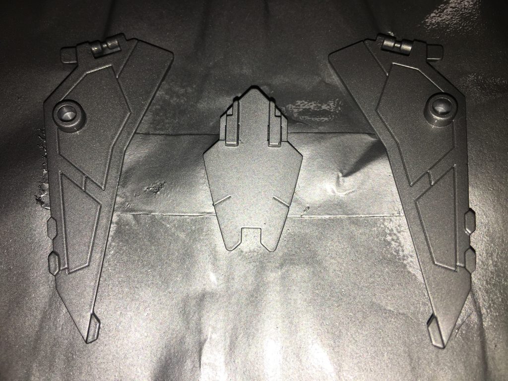 ツーコートのメタリック塗装。通常のメタリック塗装の上からクリアーカラーを吹き付けることで、下地の色を変更する方法。ここでは下地にシルバーを使用しているが......。