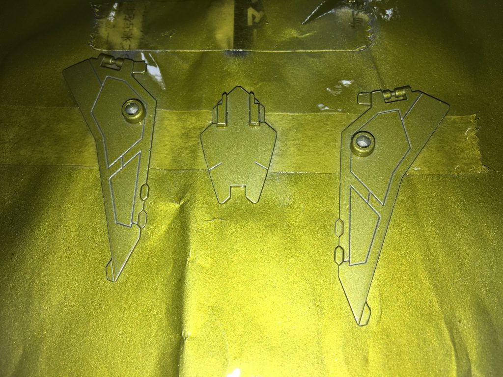 下地のシルバーの上からクリアーカラーを吹き付けることで、下地の色が変化。これでツーコートのメタリック塗装の完成。ここでは上塗りとしてクリアーイエローが使われている。