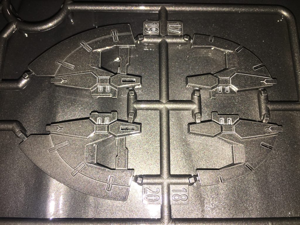 通常のメタリック塗装。サーフェイサーを吹き付けた上からメタリック系の塗料を吹き付ける方法。ここでは黒鉄色が使われている。