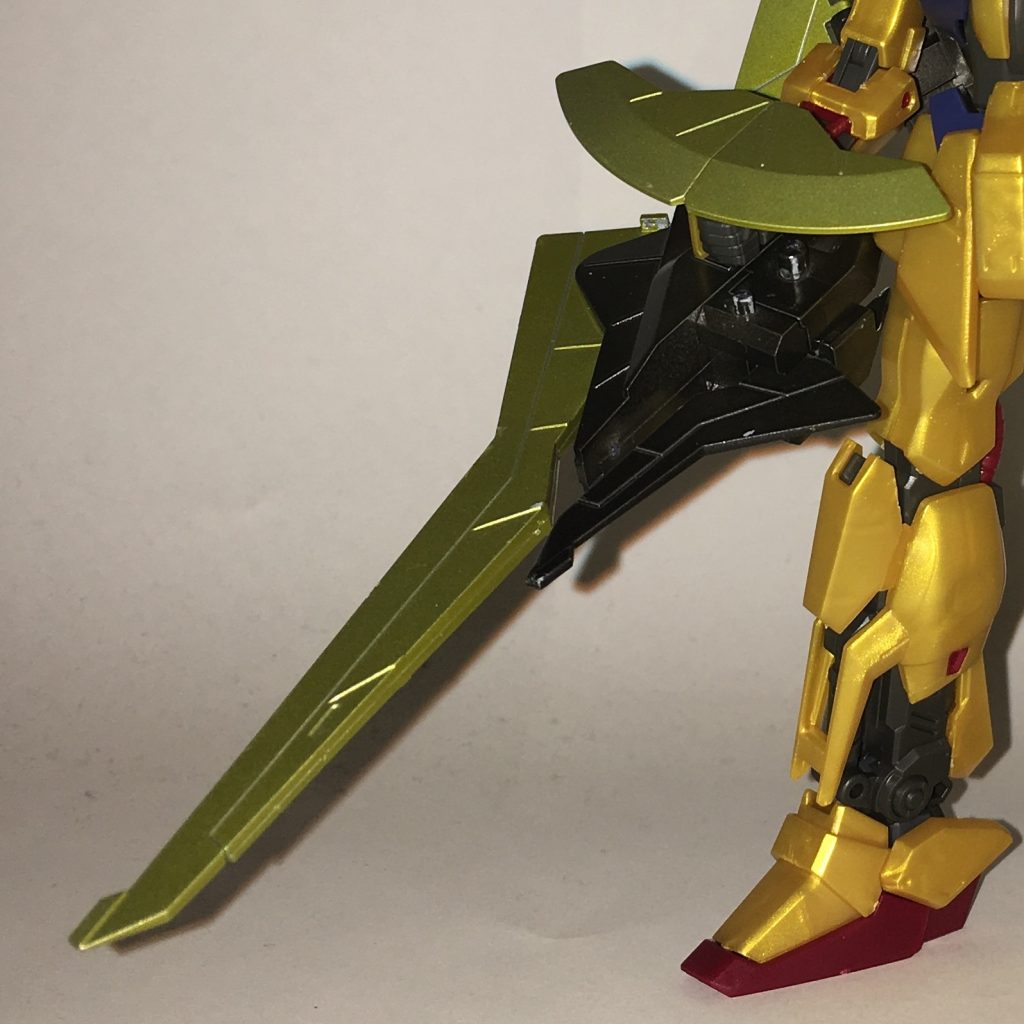 ブーストランス。推進装置を内蔵する槍。刃の加熱に電磁誘導が使われており、相手を溶断するのは勿論、相手のビーム攻撃を防御することもできる。また、内蔵された推進装置を作動させることで、遠距離からでも相手に突撃を仕掛けることも可能。