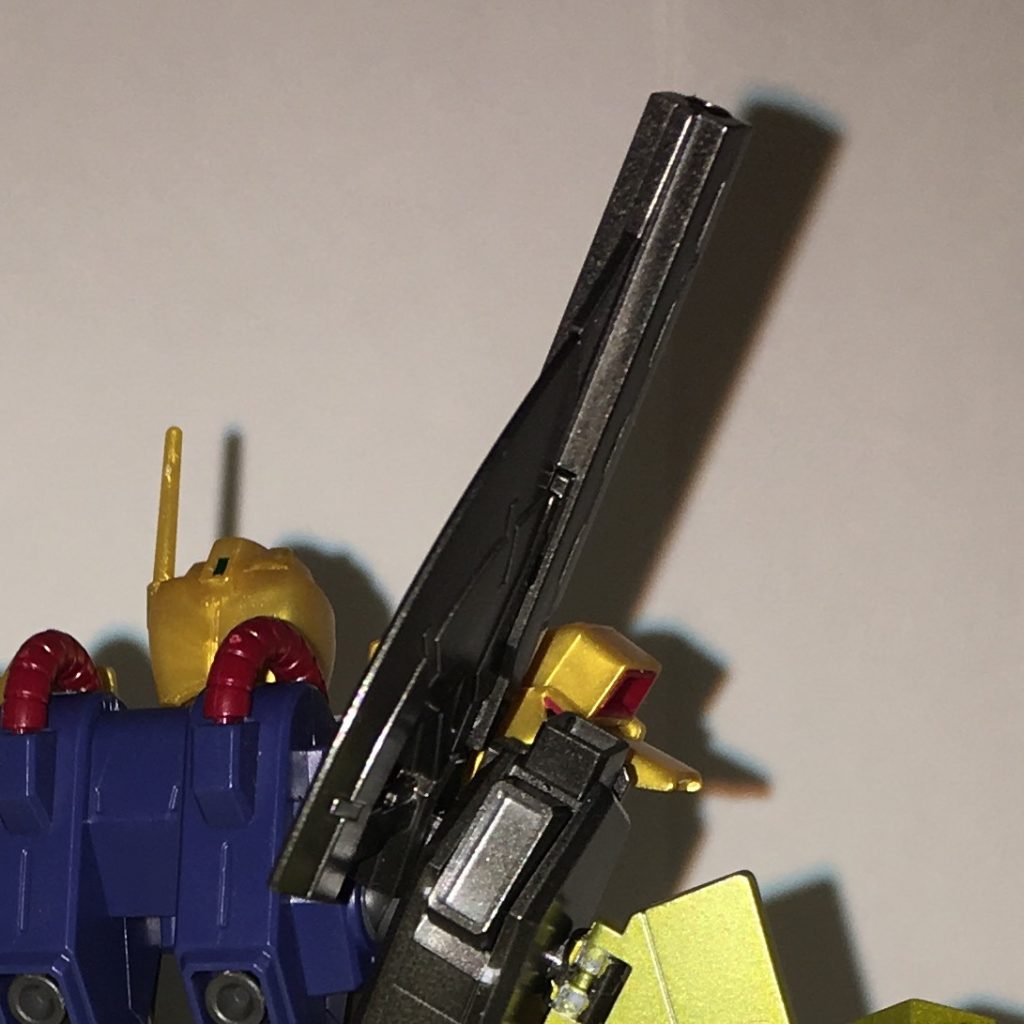 ビームショットガン。右のウイングスラスターに搭載されている射撃用の武装。相手との距離によって特性が変化し、近距離では同クラスのMSを一撃で撃破できる。しかし、遠距離ではビーム弾を広範囲にばらまくことで、相手の誘導兵器を迎撃できる。