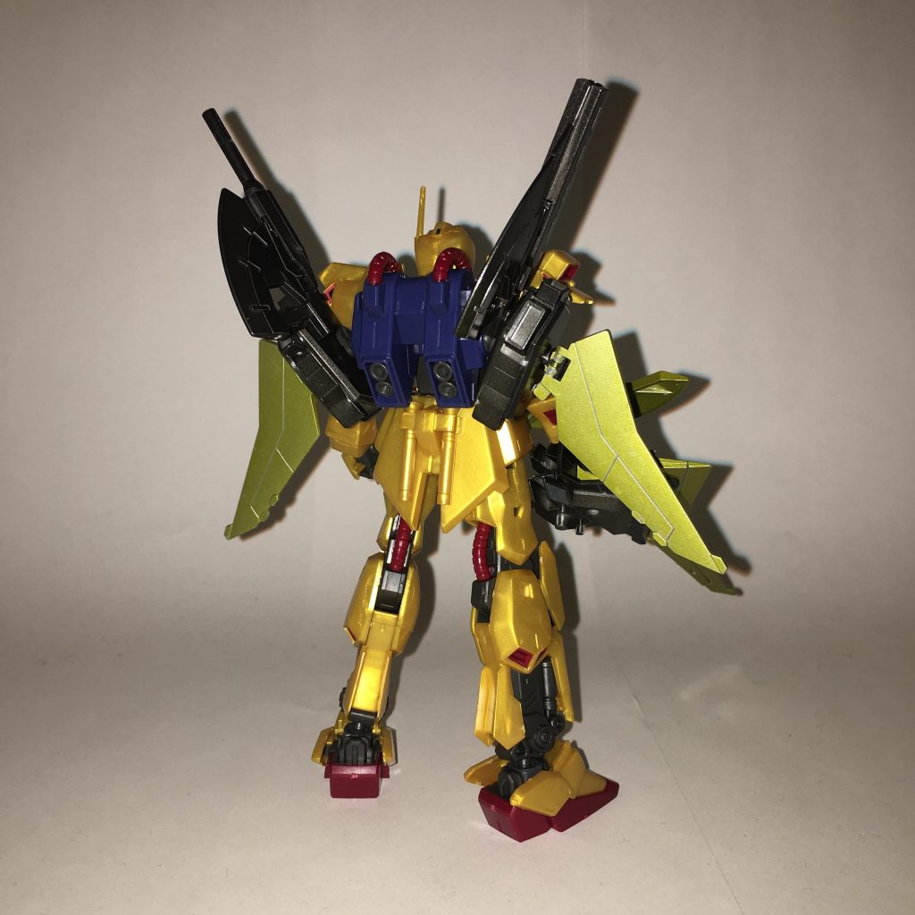 ウイングスラスターを装着した形態、背面。右背面にビームショットガン、左背部にビームマシンガンをそれぞれ搭載している。