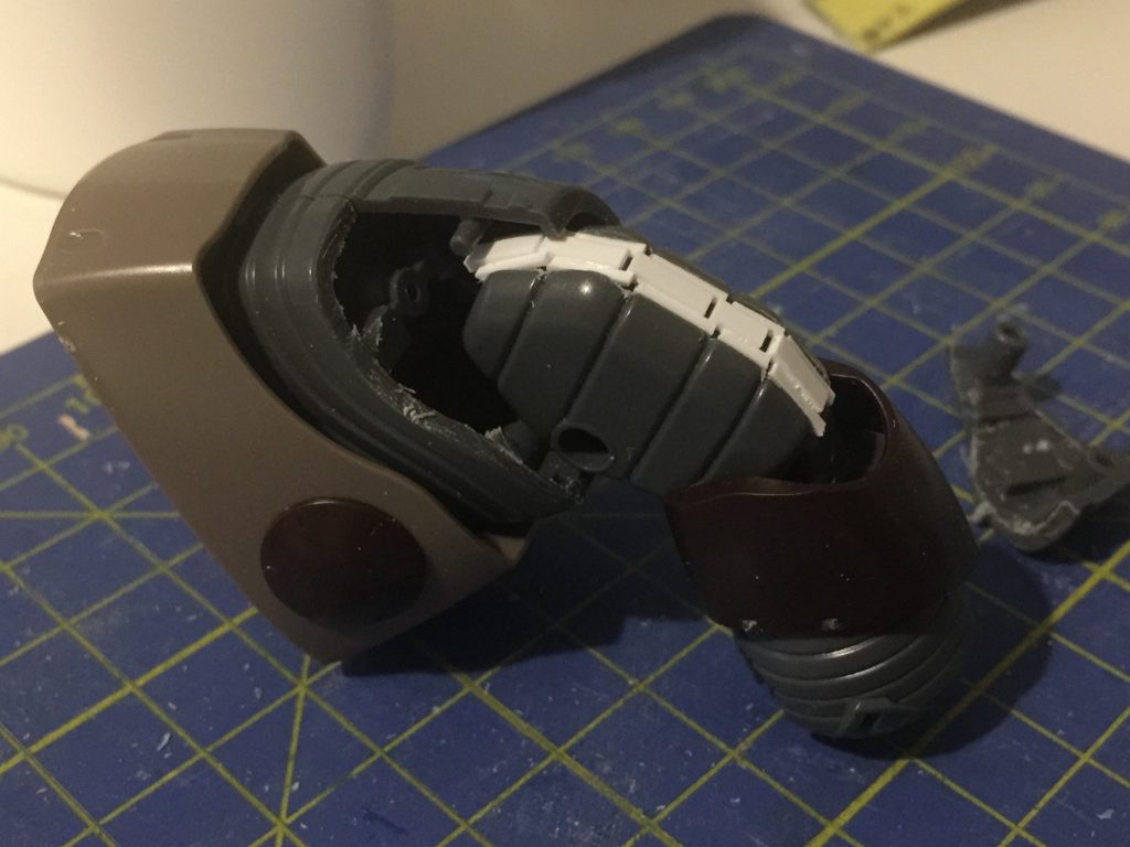 膝の前面と後面を予めタガネで彫り込んで、作成した部品を貼り付けました。