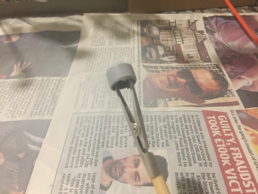 アッガイのように筒状のパーツが多いキットには、逆作用のクリップが非常に役に立ちますね。