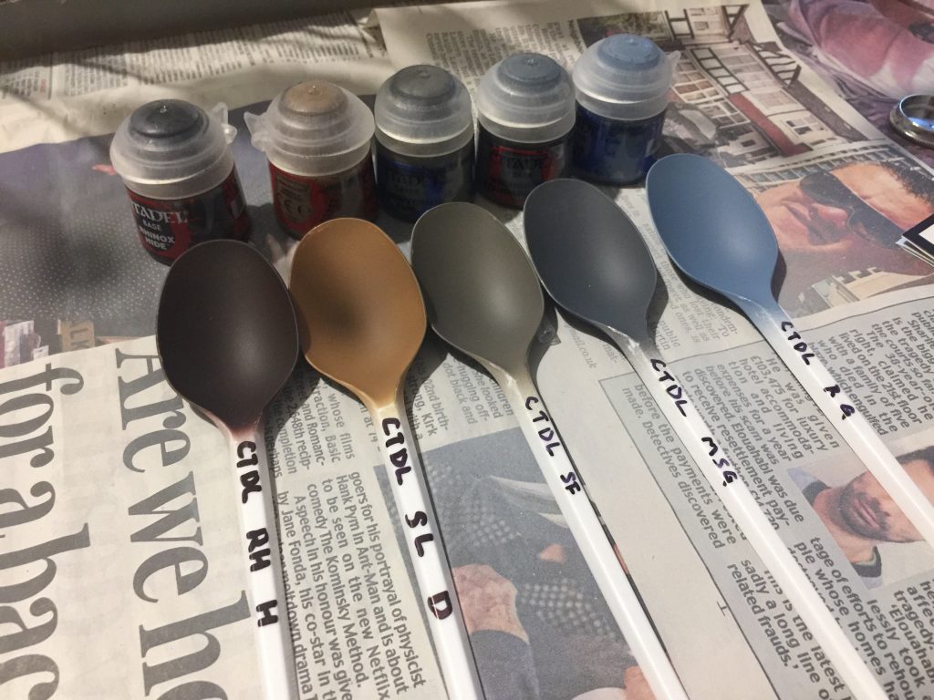 今回はシタデルの塗料をメインに塗装しました。モノアイや足の裏等の塗り分けはファレホのメタルカラーを使用しています。