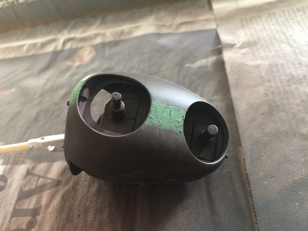 塗装途中で合わせ目が残っているのが発覚したので、シタデルのリキッドグリーンスタッフを使って修復しました。これはとっても手軽で便利です。