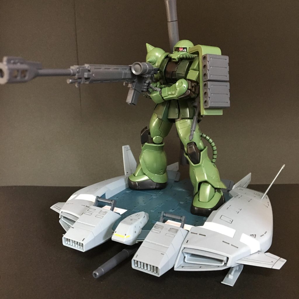 まだ仮組み状態のHG THE ORIGINザクII C-6/R6型を乗せた写真(早くザクも塗装して、デカール貼ってかっこよくしたいです)