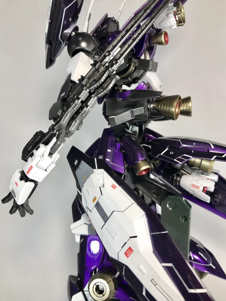 本来は両腕が剣のようになっているところ、左だけ腕と手を作りました。使用したのはRGウイングガンダムのライフル、他。
各所、全体的に筋彫り、デカールでディテールアップ。