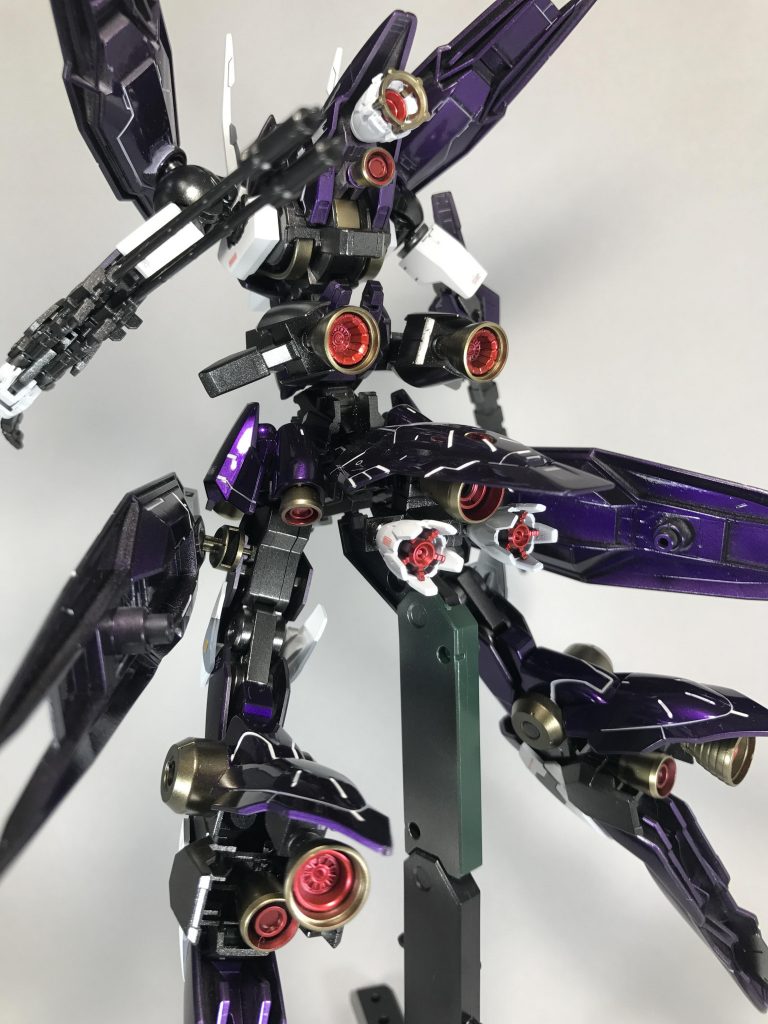 やはり後ろ姿がカッコイイ機体なので、思い切ってスラスターを増やしてみました。
背面上部を2連、増やした胴体に2つ、尻尾を3連にしました。
以上、見てくれてありがとうございました。