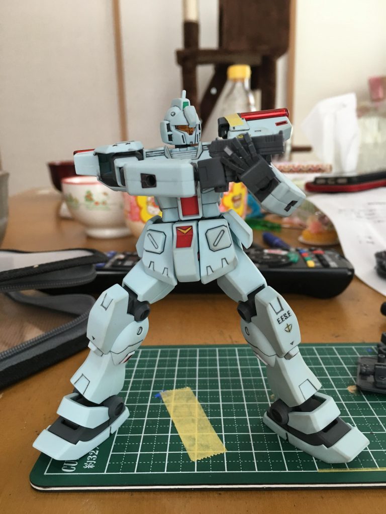 無改造でこのポージング。ただしハンドガンは柄が太いので保持できません。ガンも持ち手も少し削りました。