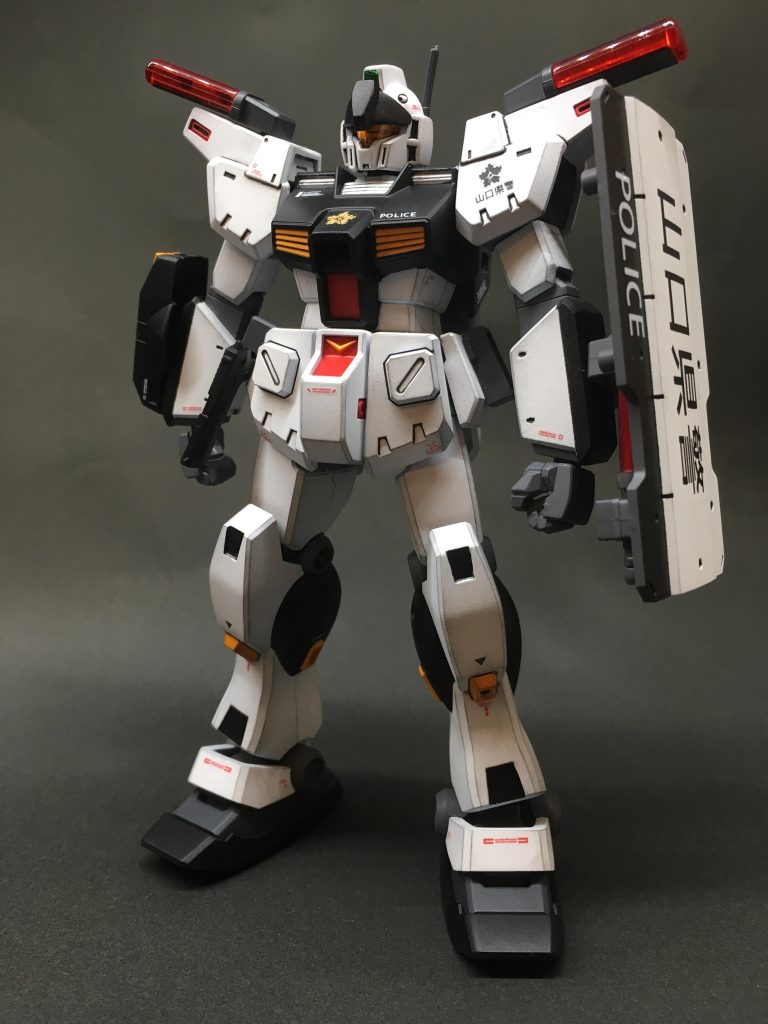 POLICEカラーはニューガンダムのイメージを参考に塗装。肩部のパトライトや盾、武装はコトブキヤのバリスティックシールドを使用しています。