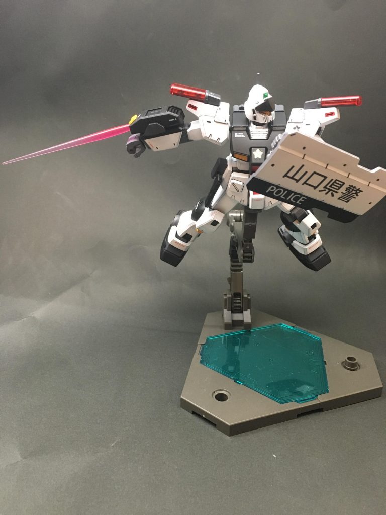 右腕にはビームソードをマウントできるようEZ-SRの脚部パーツを取り付けました。