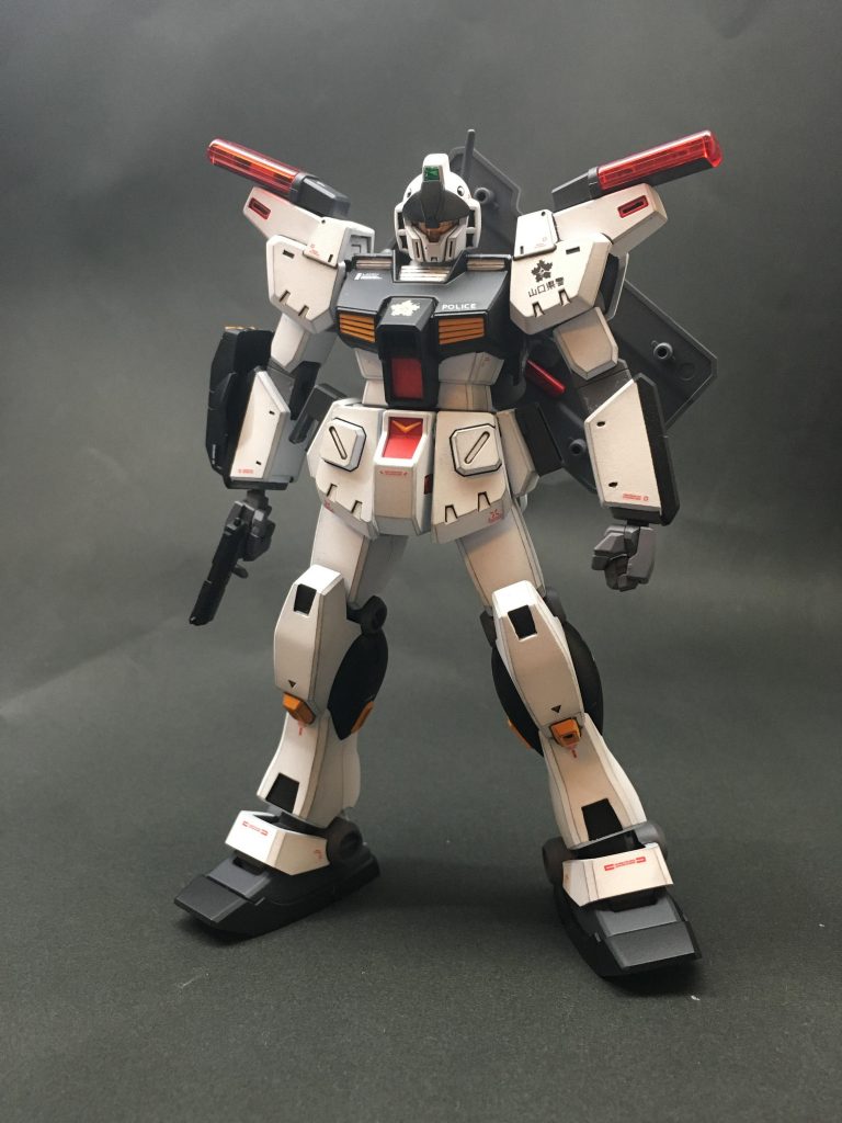 武装は腰部のハンドガン。盾はバックパックにマウント可能。