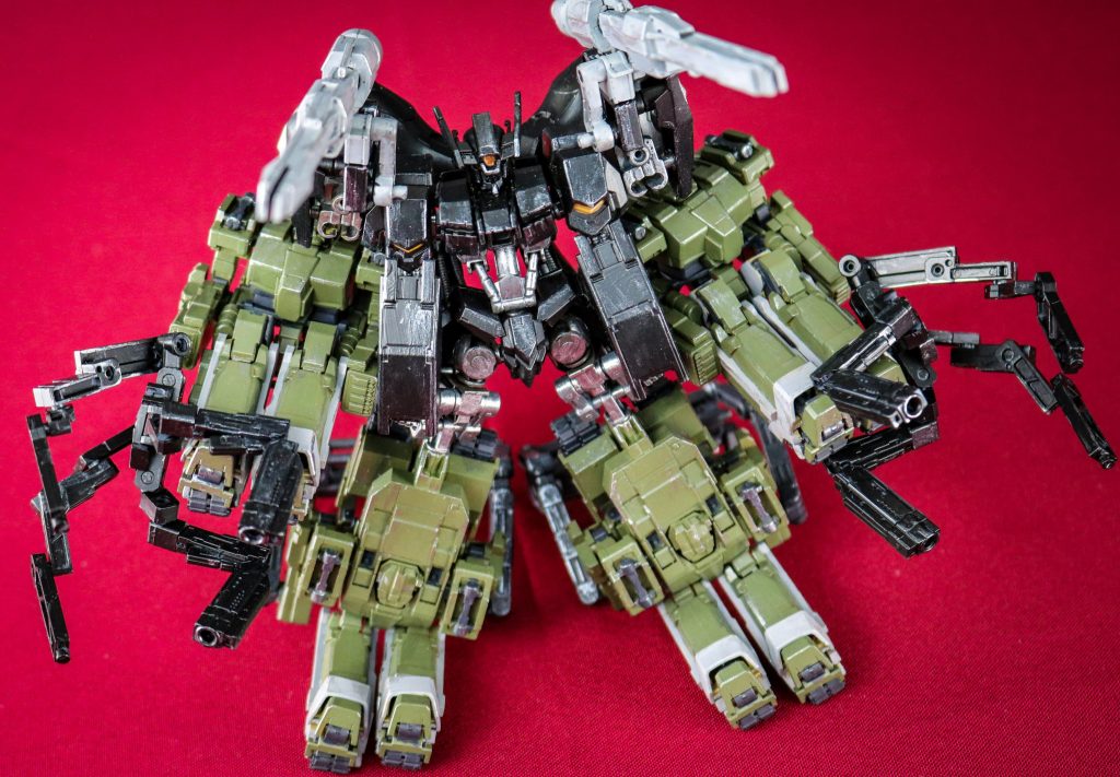 変形!ビルドフォートレス(クラッシャーモード)
本体を支える足は色々な地形に対応でき、腕の大型アームは様々な物を掴む事ができます!
※フォートレスモードから腕のアーム以外はパーツを外す事なく変形させれます!