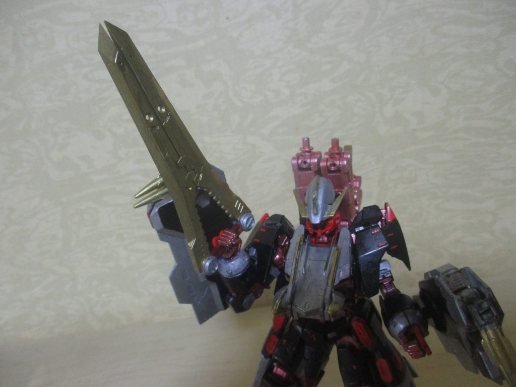 武器:ツインシザーブレード。「コトブキヤ」の「ランス・ダブルブレード」をリペイントした物。刃は希少金属で、敵を軽く切り裂くことも、そのまま突き刺すことも可能(という設定w)。なお、名前に「シザー」を付けたのは、「クライムエッジ」の切の武器を意識したためです(詳しくは、僕が10番目に投稿した「ガンダムバルバトス・グールエッジ」をご覧ください)w