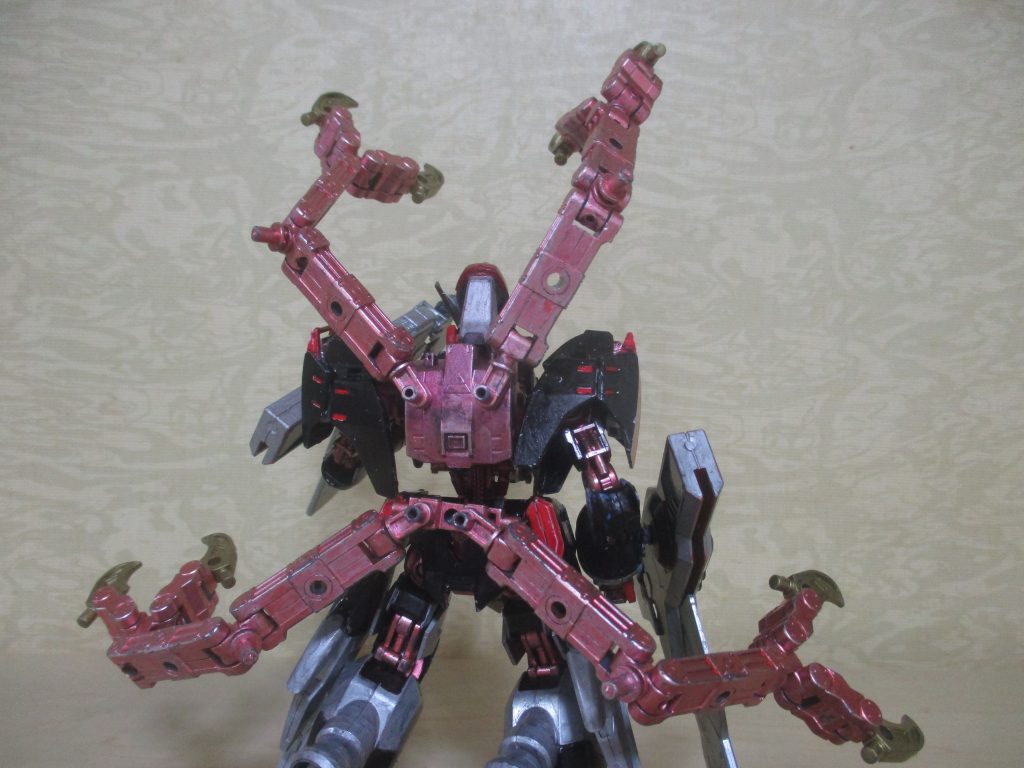 武装3:ブラッディアームズ。背部と腰のバックパックが変形した4本のアーム。希少金属のかぎ爪で、敵を握りつぶすor切り裂く。なお、「グールエッジ」と名付けた理由は、この武装が「グール」のカネキの「赫子」をイメージしてリペイントしたためですw