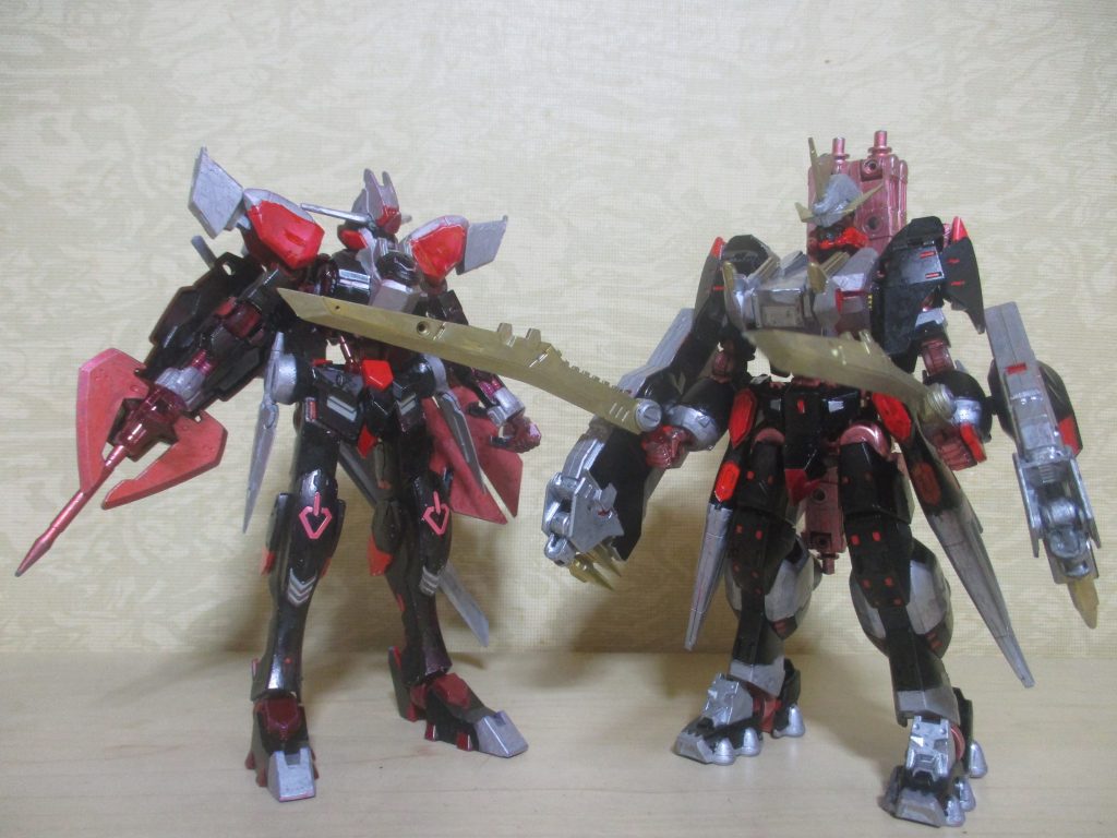 前身(という設定)のガンダムアモン(左)との揃い踏み。