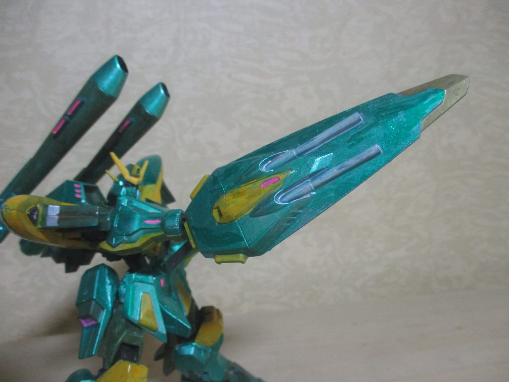 接近戦では、このように右手に持って使用。