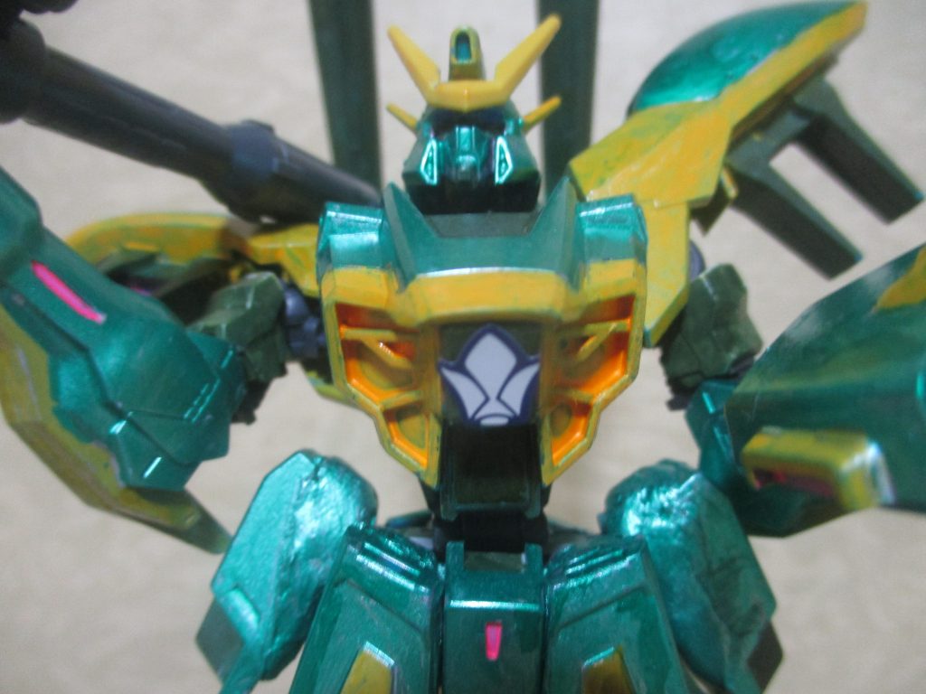 なお、胸の「スキュラ」（ビーム砲）は「鉄血」世界ではNGなので、プラ板で埋めて、「バルバトス第6形態」付属の「鉄花団」マークを付けてます。