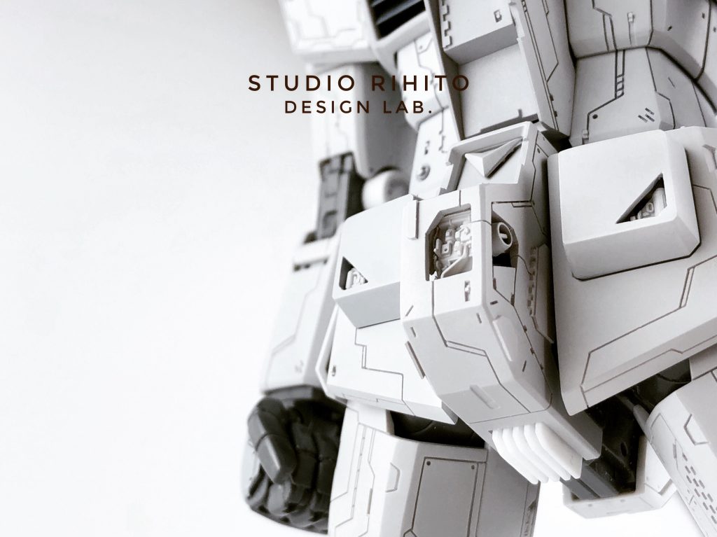 アンダーからの煽りショット。股間を開口した内部にチラ見せするディテールが見所