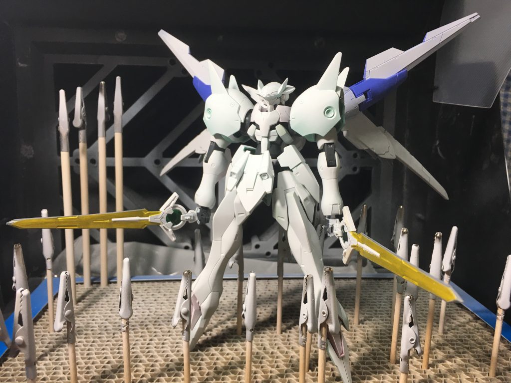 全体に白サフを吹いて傷などを確認、結局少し合わせ目が残ってましたが……