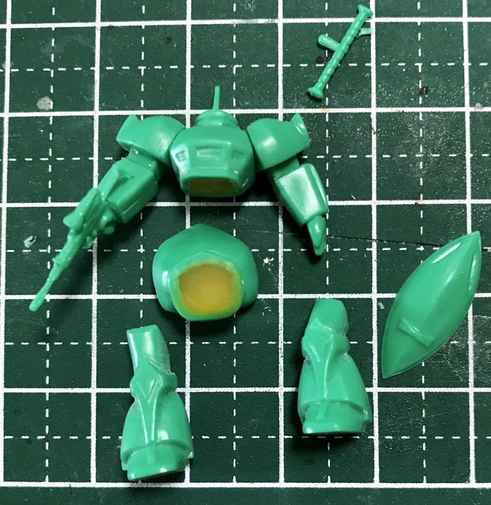 ゲルググは関節部で切断し、角度を付けて付け直してます。